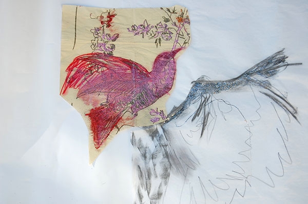 "Arrangements (envol)", 2018, Technique mixte, papier de soie, crayon, pastel gras, paillettes, rouge à lèvres, plumes, épingles.65X70cm